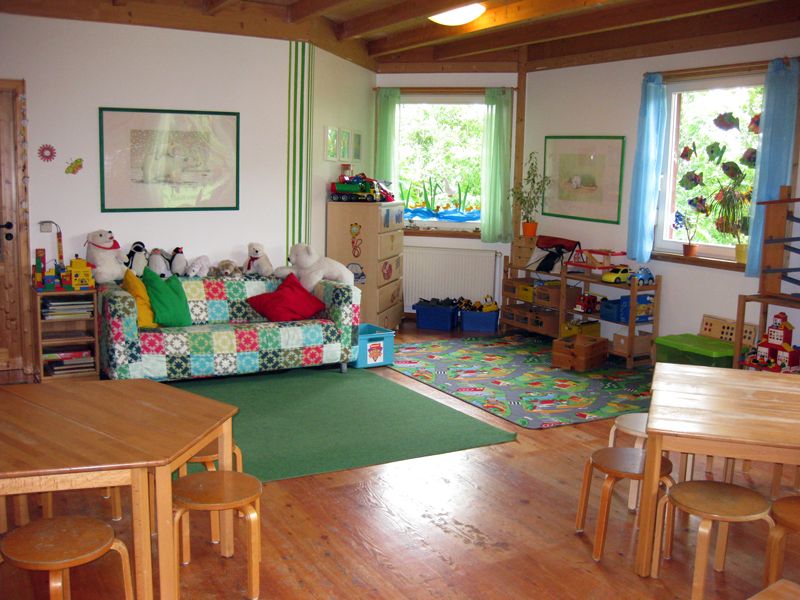 Waschraum mit Waschbecken und Kinderhandtüchern