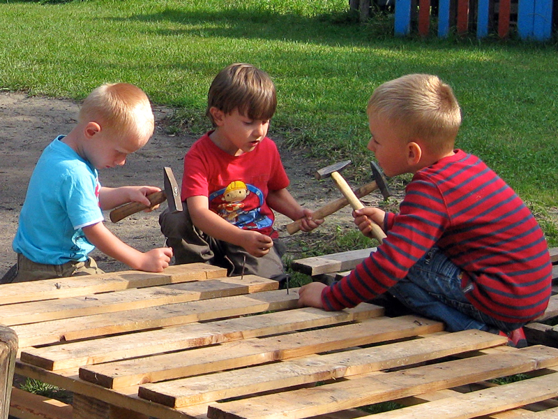 Kinder beim gemeinsamen Werken mit Holz
