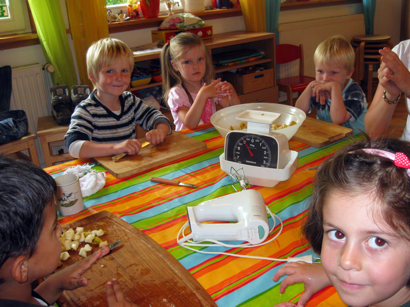 Kinder bei einem gemeinsamen Lern- und Küchenangebot