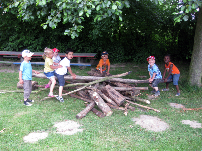 Kinder beim gemeinsamen Spiel im Außengelände