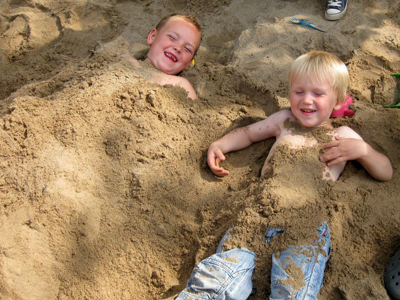 Kinder beim gemeinsamen Spiel im Sand